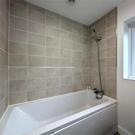 Entire 3 Bed House In Centre *
