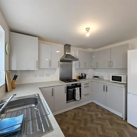 Apartment Entire 3 Bed House In Centre